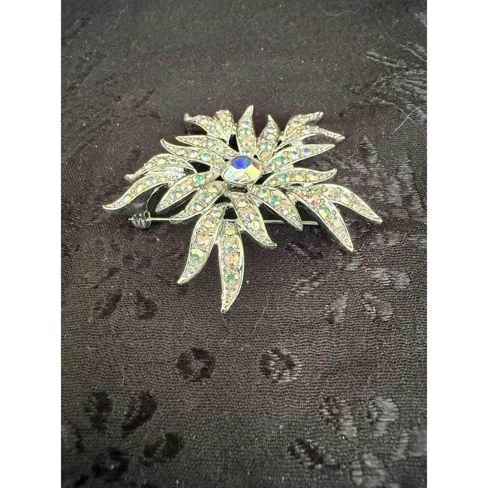 Sarah Coventry‎ Silver Tone Flower Brooch Pin with Clear Rhinestones Signed